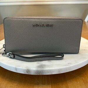 MICHAEL KORS Jet Set Travel Zip-Around Continental Wallet - Pearl Gray